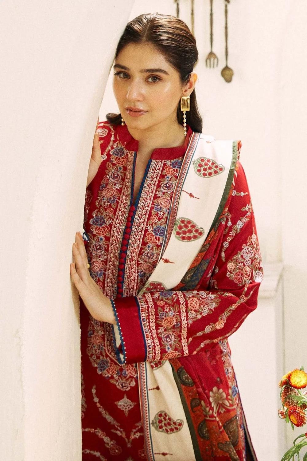 ZS 2550-3 Piece Unstitched Heavy Embroidered Lawn Suit ( Fine Printed Poly Lawn Dupatta)