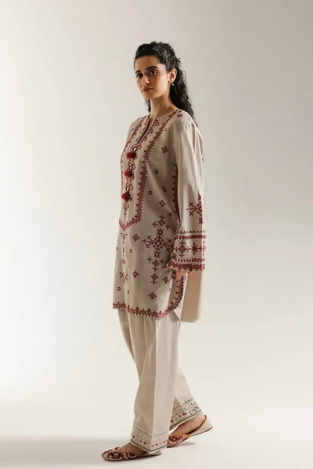 ET-2820-2 Piece Unstitched Heavy Embroidered Lawn Suit